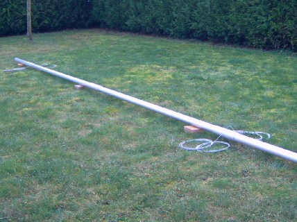 mât éolienne au sol avant le levage