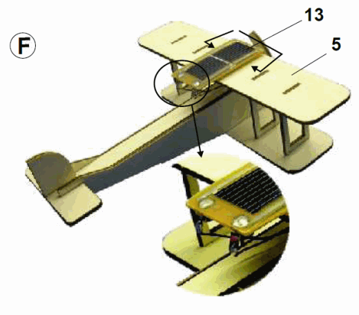 mise en place de la cellule solaire photovoltaique sur les ailes superieures de l'avion biplan en bois