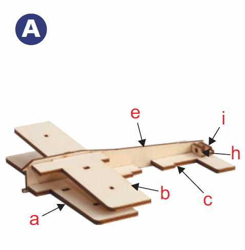positionnement des pieces du kit de l'avion solaire triplan en bois tel que le fuselage et ses ailes ainsi que la queue du gouvernail
