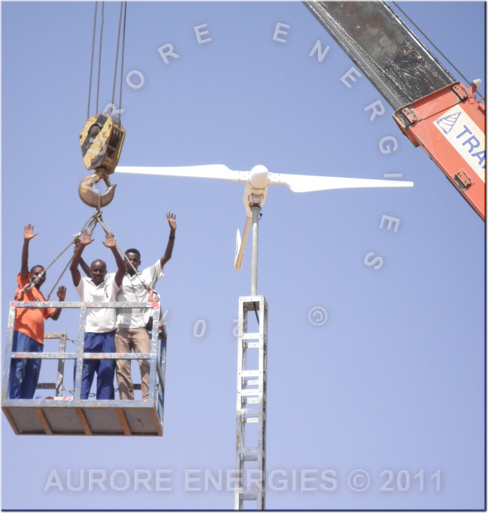 Finalisation de l'assemblage de l'olienne Bornay 3000 watts avec mise en place de son rotor